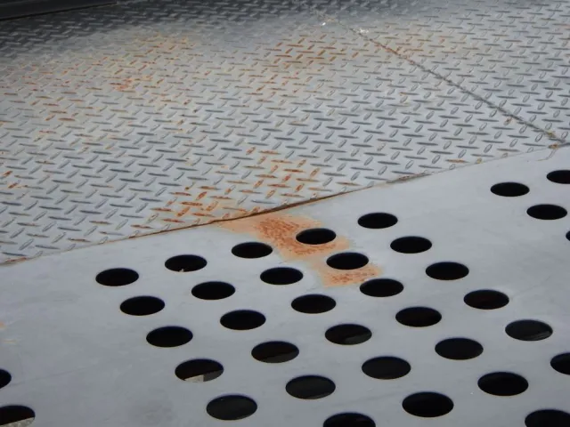 荷台鉄板にサビ・ヘコミがあります。|三菱 キャンター 2PG-FEB80(2WD)の写真31