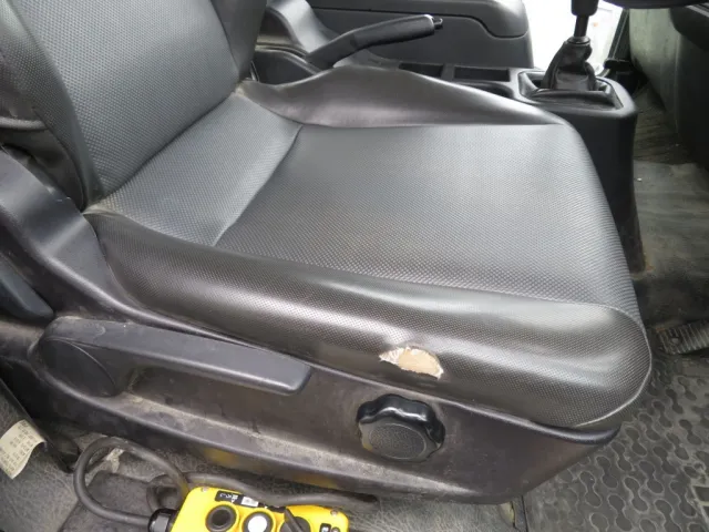 運転席座面にヘタリ・破れがあります。|三菱 ファイター 2KG-FK71F(2WD)の写真9