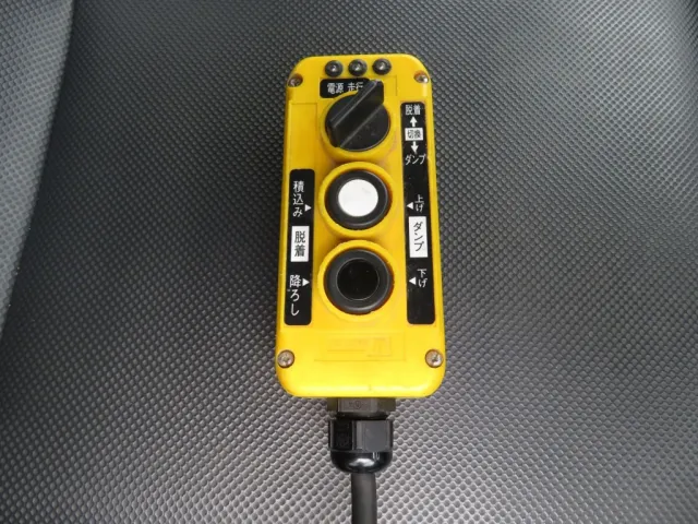 フックロールの操作リモコンです。|三菱 ファイター 2KG-FK71F(2WD)の写真22