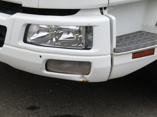 フロントバンパー助手席側にキズ・ヘコミがあります。|三菱 ファイター 2KG-FK71F(2WD)の写真30