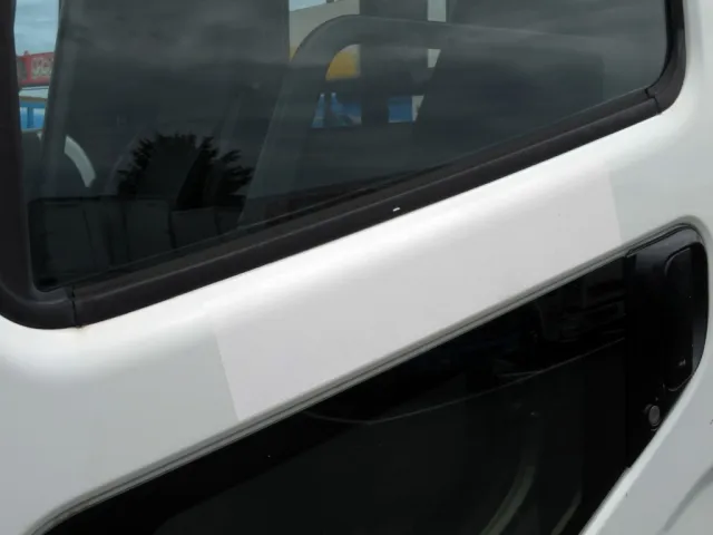 助手席ドアに看板隠し塗装がされています。|三菱 ファイター 2KG-FK71F(2WD)の写真31