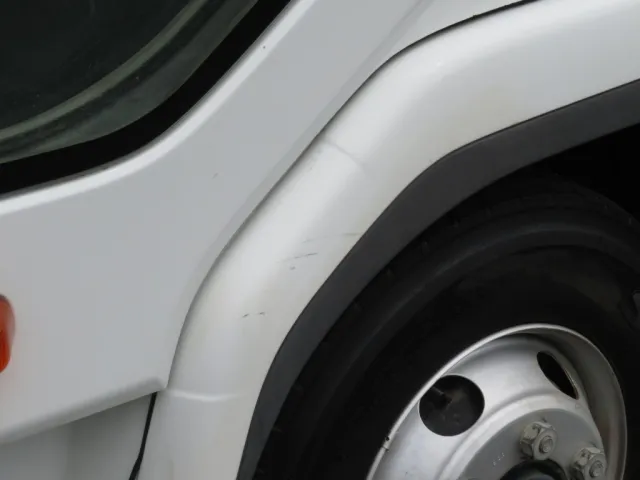 助手席側フェンダーに細かいキズがあります。|三菱 ファイター 2KG-FK71F(2WD)の写真32