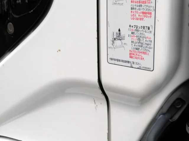 助手席ドアの後端に細かいキズがあります。|三菱 ファイター 2KG-FK71F(2WD)の写真33