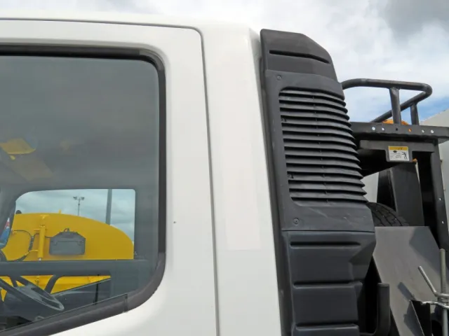 助手席側クォーターパネルに看板隠し塗装がされています。|三菱 ファイター 2KG-FK71F(2WD)の写真34