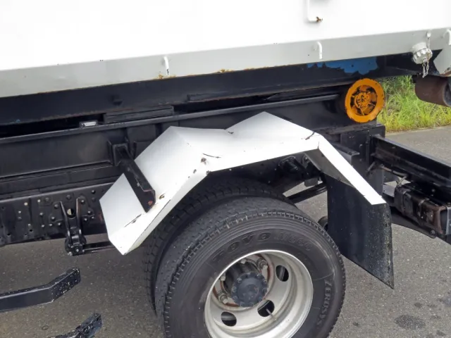 助手席側リアフェンダーが歪んでいます。|三菱 ファイター 2KG-FK71F(2WD)の写真37