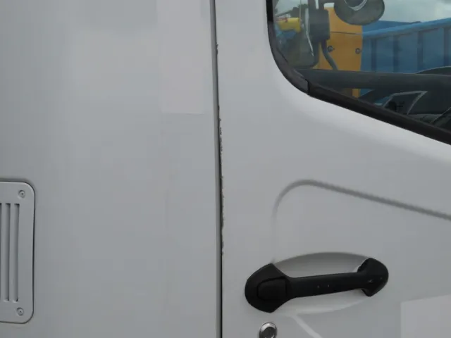 運転席ドアの後端にキズ・サビがあります。|三菱 ファイター 2KG-FK71F(2WD)の写真40