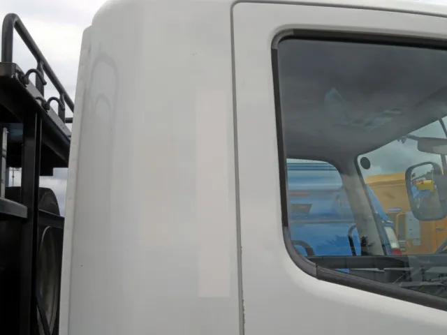 運転席側クォーターパネルに看板隠し塗装がされています。|三菱 ファイター 2KG-FK71F(2WD)の写真41