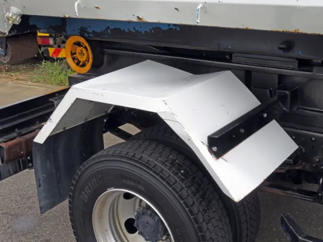 運転席側リアフェンダーが歪んでいます。|三菱 ファイター 2KG-FK71F(2WD)の写真43