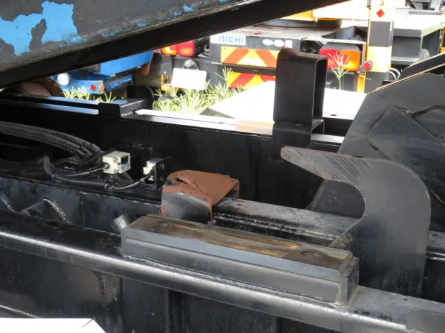 コンテナロック部が片方破損しています。|三菱 ファイター 2KG-FK71F(2WD)の写真44