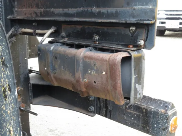 テールランプのカバーにサビがあります。|三菱 ファイター 2KG-FK71F(2WD)の写真45