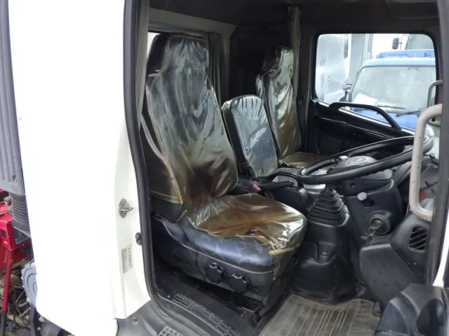 乗車定員は３名です。|日野 レンジャー BKG-FD7JLYA(2WD)の写真6