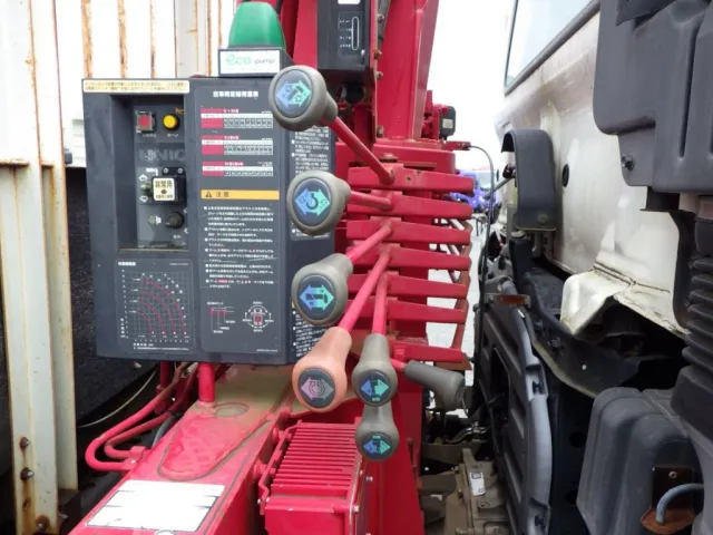 クレーンの操作レバーです。|日野 レンジャー BKG-FD7JLYA(2WD)の写真12