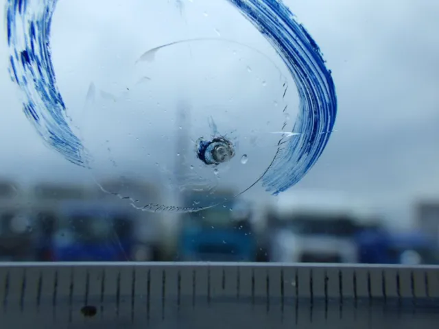 フロントガラスに飛び石キズがあります。|日野 レンジャー BKG-FD7JLYA(2WD)の写真16