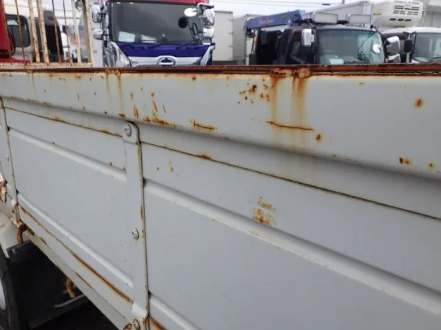 左右のアオリにキズ・サビ・ヘコミがあります。|日野 レンジャー BKG-FD7JLYA(2WD)の写真29