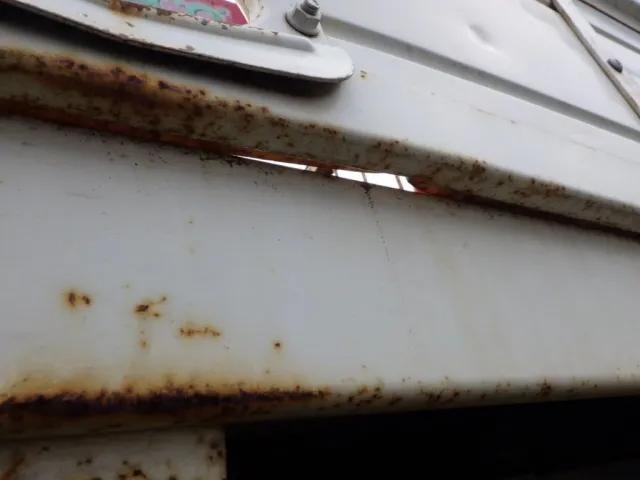 左右のアオリ下側に曲がりがあります。|日野 レンジャー BKG-FD7JLYA(2WD)の写真31