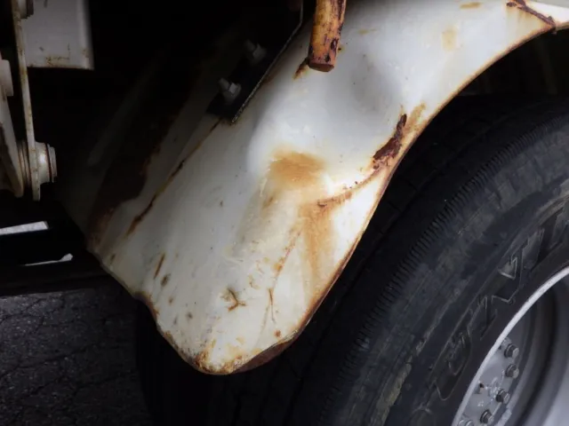 左右のリヤフェンダーにキズ・サビ・ヘコミがあります。|日野 レンジャー BKG-FD7JLYA(2WD)の写真32