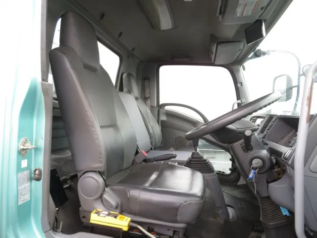 乗車定員は3名です。|いすゞ フォワード 2RG-FRR90S2(2WD)の写真6