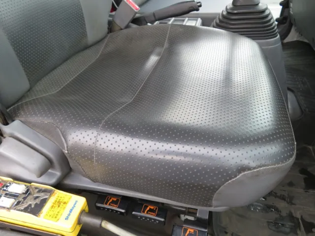 運転席座面にヘタリ・破れがあります。|いすゞ フォワード 2RG-FRR90S2(2WD)の写真7