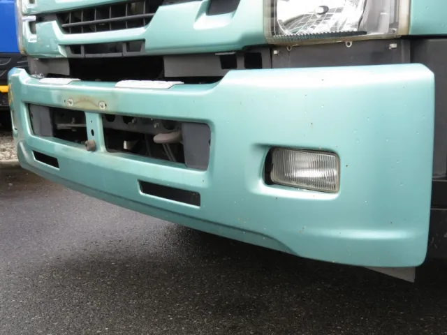 フロントバンパー各所に小キズ・小サビがあります。|いすゞ フォワード 2RG-FRR90S2(2WD)の写真13