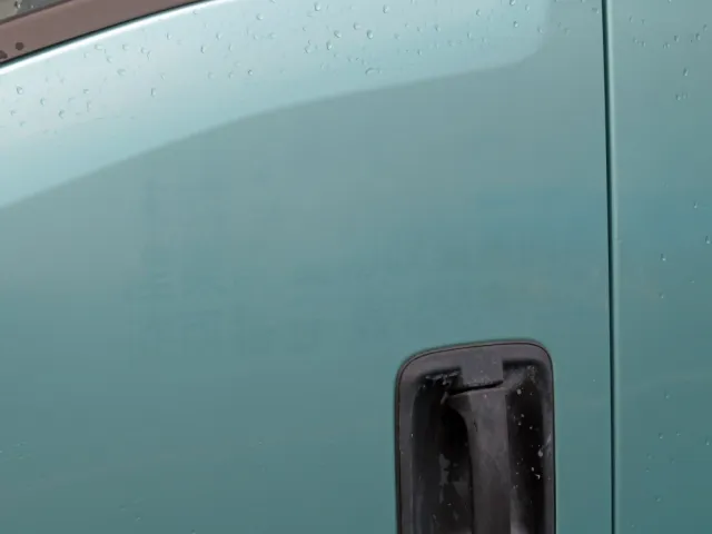 助手席ドアに看板日焼け跡があります。|いすゞ フォワード 2RG-FRR90S2(2WD)の写真14