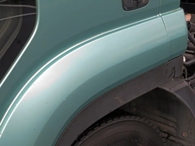 助手席ドアフェンダーに細かいキズがあります。|いすゞ フォワード 2RG-FRR90S2(2WD)の写真15