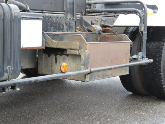 物入れにサビがあります。|いすゞ フォワード 2RG-FRR90S2(2WD)の写真17