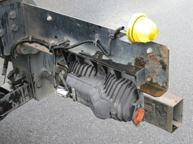 助手席側テールランプステーの裏面にサビがあります。|いすゞ フォワード 2RG-FRR90S2(2WD)の写真19