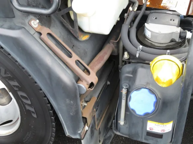 助手席側フェンダーステーにサビがあります。|いすゞ フォワード 2RG-FRR90S2(2WD)の写真30