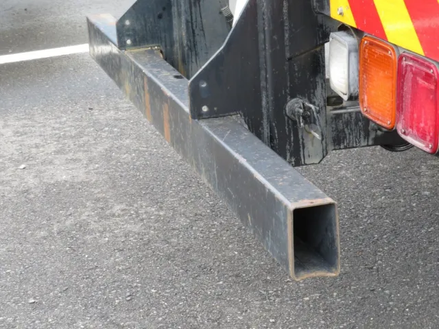 リアバンパー各所に細かいサビ、バンパー下面に軽いヘコミがあります。|いすゞ フォワード 2RG-FRR90S2(2WD)の写真35