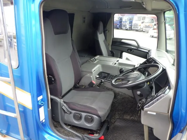 乗車定員は2名です。|三菱 スーパーグレート QPG-FU64VZの写真6