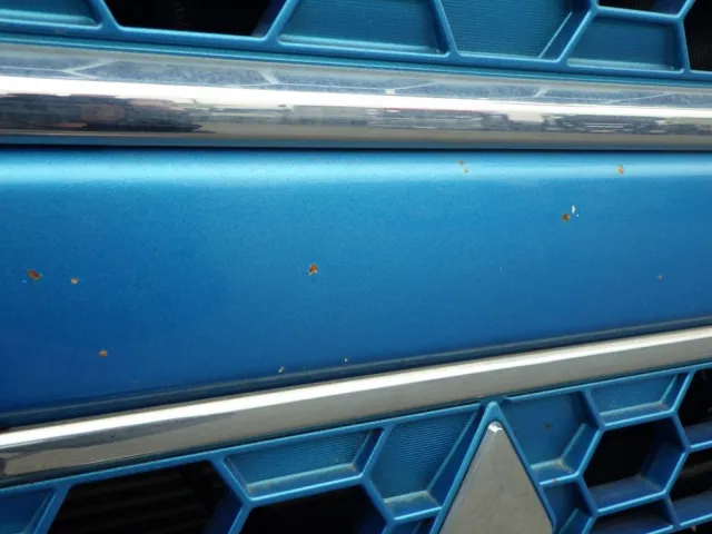 フロントパネルに飛び石キズがあります。|三菱 スーパーグレート QPG-FU64VZの写真21