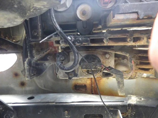 左右のフォグ裏側に加工穴があります。|三菱 スーパーグレート QPG-FU64VZの写真23