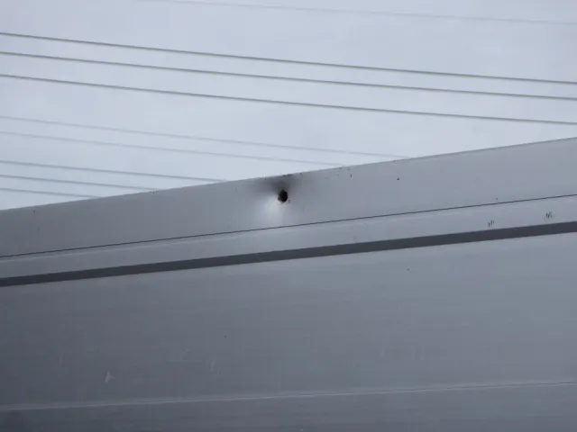 運転席側アオリに穴があります。|三菱 スーパーグレート QPG-FU64VZの写真28