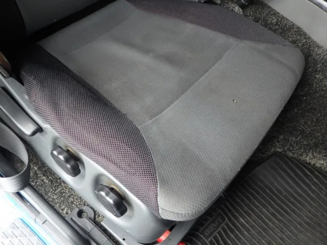 運転席座面にヘタリがあります。|三菱 スーパーグレート QPG-FU64VZの写真38