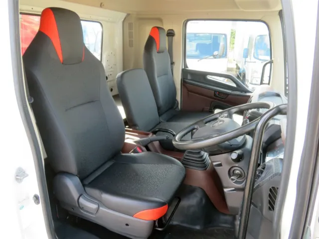 乗車定員は3名です。|日野 レンジャー 2KG-FD2ABA(2WD)の写真6