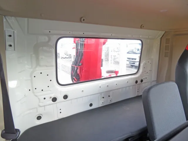キャブ後方内張りは無い仕様です。|日野 レンジャー 2KG-FD2ABA(2WD)の写真7