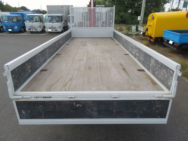 床は板張りです。|日野 レンジャー 2KG-FD2ABA(2WD)の写真8