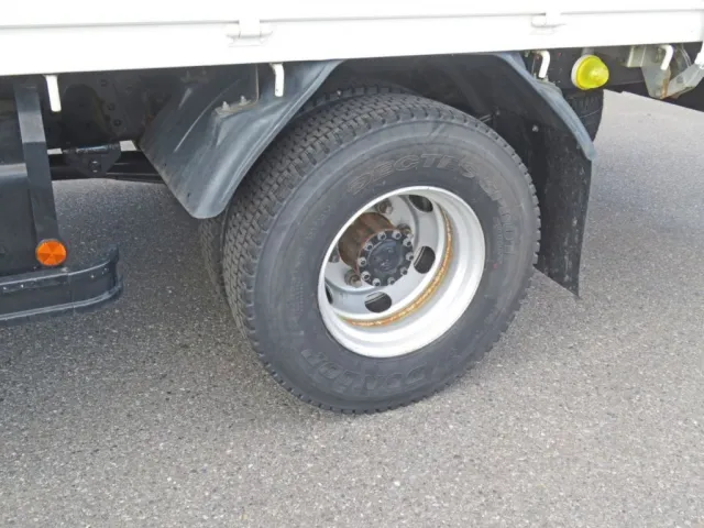 リアフェンダーは樹脂製です。（ホイールにサビがあります）|日野 レンジャー 2KG-FD2ABA(2WD)の写真16