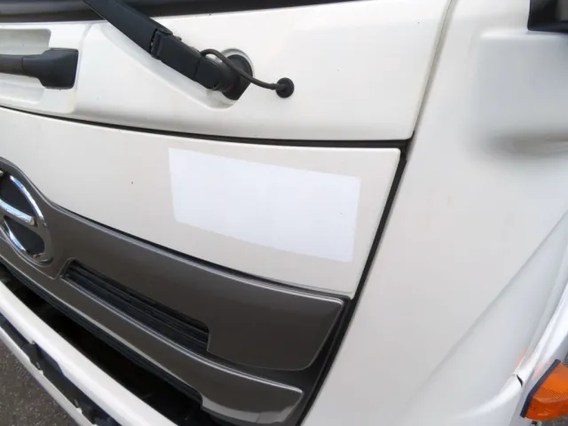 フロントパネルに看板塗跡があります。|日野 レンジャー 2KG-FD2ABA(2WD)の写真20