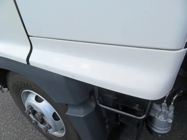 クォーターパネルに下部に細かいキズがあります。|日野 レンジャー 2KG-FD2ABA(2WD)の写真34