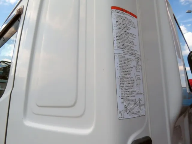 キャブ後方に小さいキズがあります。|日野 レンジャー 2KG-FD2ABA(2WD)の写真35