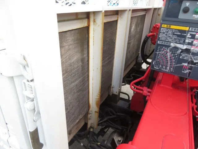 鳥居の骨にサビ・後方下部に軽い曲がりがあります。|日野 レンジャー 2KG-FD2ABA(2WD)の写真48