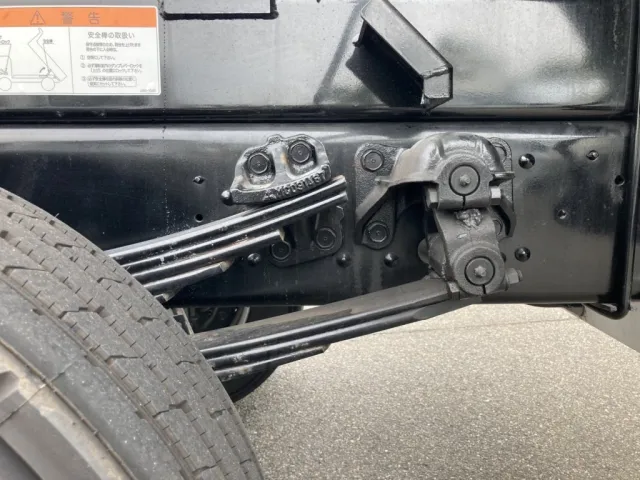 シャーシとスプリングの状態です。|三菱 ファイター 2KG-FK62FZの写真6