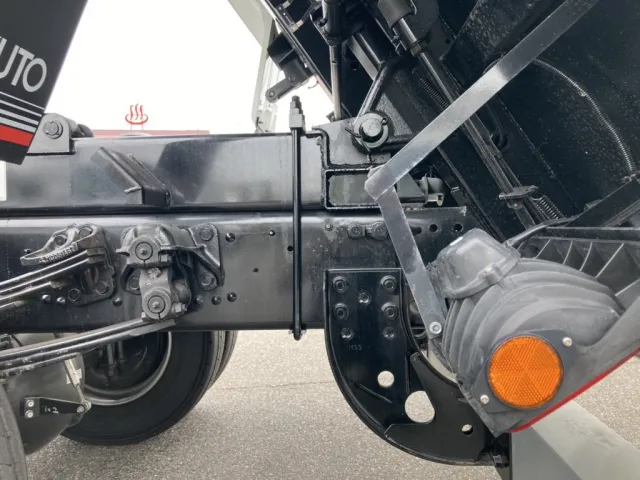 シャーシとスプリングの状態です。|三菱 ファイター 2KG-FK62FZの写真7