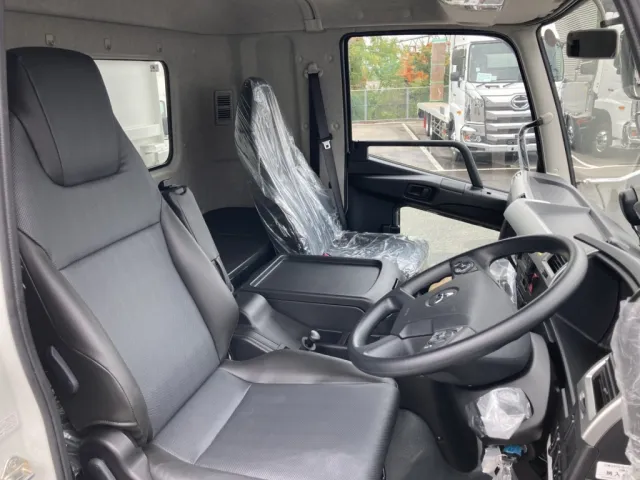 車内です。|三菱 ファイター 2KG-FK62FZの写真8