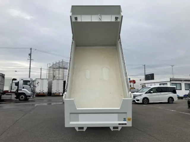 ダンプアップした状態の床面です。(くすみと置きサビが有ります。)|三菱 ファイター 2KG-FK62FZの写真12