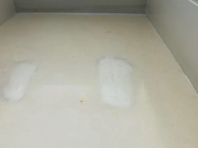 床中央部にくすみと小さい置きサビが有ります。|三菱 ファイター 2KG-FK62FZの写真34