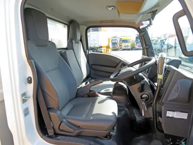 乗車定員は3名です。|いすゞ エルフ 2RG-NJR88AT(2WD)の写真6