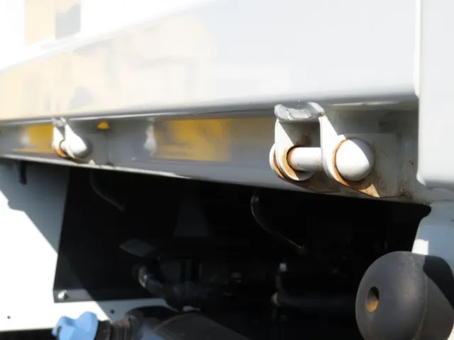 あおりのヒンジ部に置きサビがあります。|いすゞ エルフ 2RG-NJR88AT(2WD)の写真12