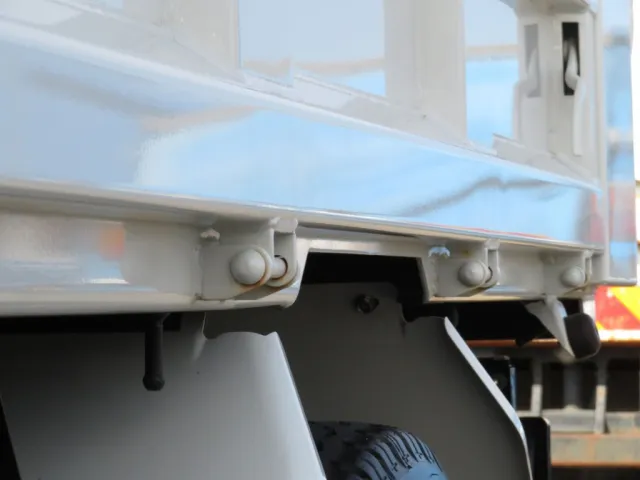 あおりのヒンジ部に置きサビがあります。|いすゞ エルフ 2RG-NJR88AT(2WD)の写真13